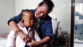 大陸安徽省安慶市有一名單親媽媽儲曉萍，育有一名30歲的兒子王天放，不料兒子在2歲時患病而停止生長，智力如同嬰兒身高也僅有80公分。但媽媽不放棄，仍期盼兒子能開口叫她一聲「媽」就足夠。（圖／翻攝自梨視頻）