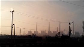 中市府退回中火展延　立委要求嚴格把關台中市政府13日宣布退回台中火力發電廠9座機組展延申請，要求補件提出減煤減排等目標期程，若未能在民國107年2月24日前審查通過，就必須停機。中央社記者蘇木春攝　106年11月13日