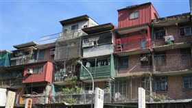 老屋占比提高  都更簽約別忘信託或續建機制內政部統計顯示，今年上半年全國40年以上老屋大增19 萬至179萬宅，占比一舉突破2成至21%。這些高齡老舊住宅，不僅因為建物老舊而耐震強度不足，還可能因強震造成致命傷亡，且對都市整體土地運用與都市永續發展的規劃更造成阻礙。中央社記者林孟汝攝  106年9月30日