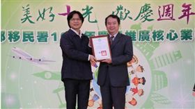 內政部資訊中心主任施明德（右）曾獲內政部長葉俊榮頒獎。(翻攝移民署粉絲頁)