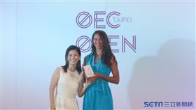  ▲迪雅琴科（右）獲頒最佳服裝獎，抱回iPhone 8。（圖／記者蔡宜瑾攝影