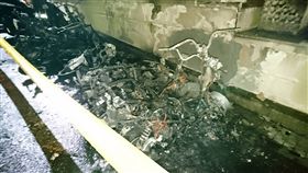 現場有7部機車燒到只剩骨架。（圖／翻攝畫面）