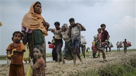 緬甸若開邦爆衝突  洛興雅人越境逃命緬甸若開邦（Rakhine）爆發血腥衝突，大批逃離家園的洛興雅穆斯林3日跨過緬甸邊界，抵達較為安全的孟加拉科克斯巴扎爾（Cox's Bazar）後，扶老攜幼在泥濘中辛苦步行。（安納杜魯新聞社提供）中央社　106年9月4日