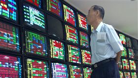 台股好威  創27年來新高（2）台股12日續由蘋果三王台積電、大立光及鴻海點火進攻，早盤觸及10700.52點關卡，再創27年來新高，終場收盤上漲70.25點，為10711.44點，漲幅0.66%，成交金額新台幣1243.74億元。中央社記者董俊志攝  106年10月12日