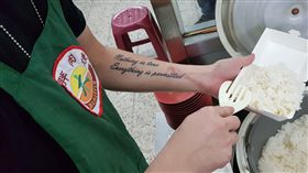 大熱天店員穿帽T　高手在民間？