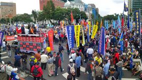 退伍軍人團體行政院抗議退伍軍人團體「八百壯士」13日上午發起街頭抗議，自立法院遊行至行政院，不滿軍人年金改革內容沒事先溝通，要求政務委員林萬億出面說明。中央社記者施宗暉攝　106年11月13日