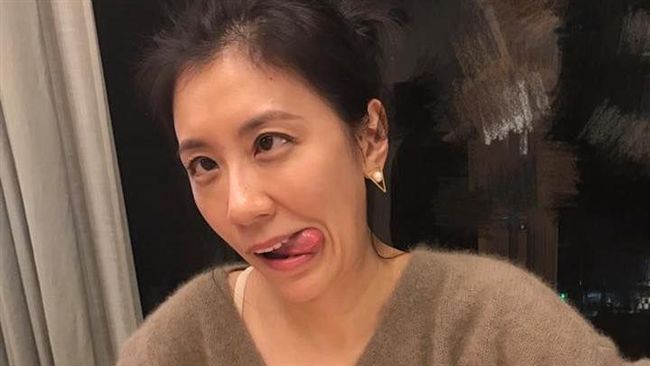 女神崩壞！賈靜雯練習簽名練成鬥雞眼