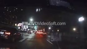 黑色轎車鑽車縫不慎擦撞計程車後竟加速逃逸。（圖／翻攝畫面）