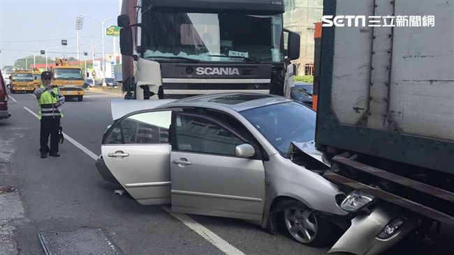 煞不住！轎車遭聯結車追撞成夾心餅乾