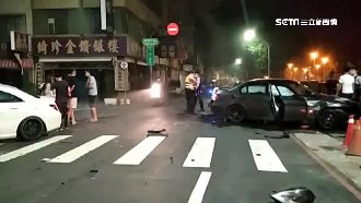 碰！雙B路口對撞　短褲辣妹驚慌下車