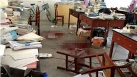 被班導寄予厚望，他因不想寫作業竟刺殺導師26刀致對方身亡。（圖／翻攝搜狐網）