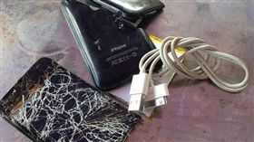 越南一名少女在睡覺時替手機充電，卻因充電線漏電導致觸電致死。（圖／翻攝青年報）