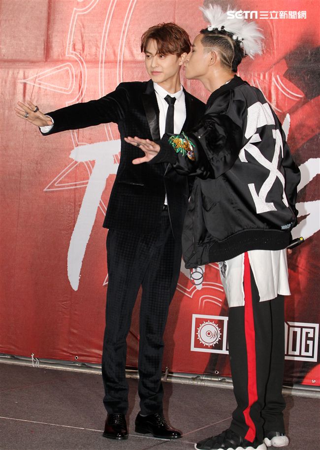 敖犬加盟新東家發行個人首張專輯「TRANSFORM*變」，好友王子邱勝翊送上變形金剛希望金剛遇到任何困難都能突破逆境，百戰百勝，發片成功。（記者邱榮吉/攝影）