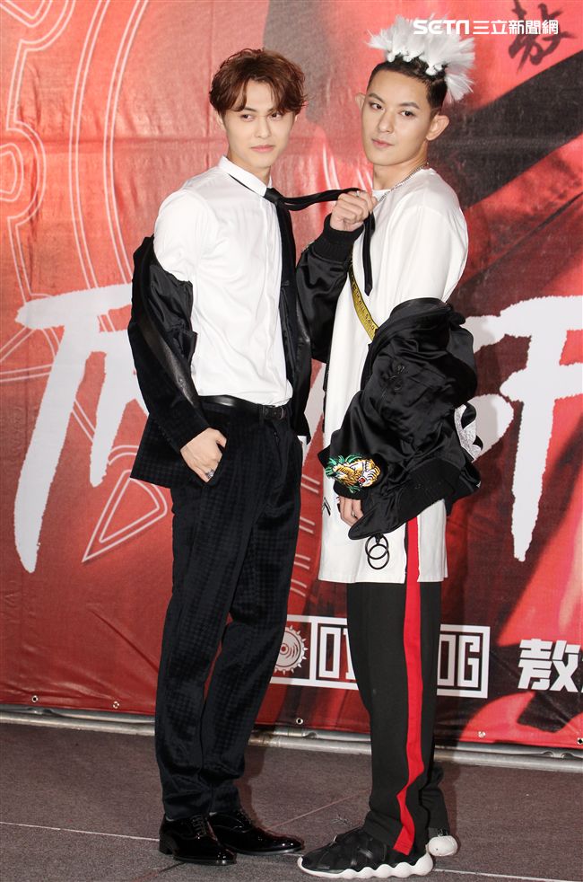 敖犬加盟新東家發行個人首張專輯「TRANSFORM*變」，好友王子邱勝翊送上變形金剛希望金剛遇到任何困難都能突破逆境，百戰百勝，發片成功。（記者邱榮吉/攝影）