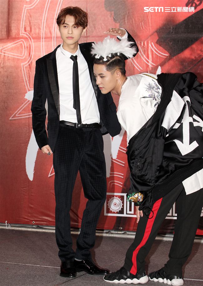 敖犬加盟新東家發行個人首張專輯「TRANSFORM*變」，好友王子邱勝翊送上變形金剛希望金剛遇到任何困難都能突破逆境，百戰百勝，發片成功。（記者邱榮吉/攝影）