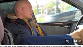 摩爾多瓦有一名無臂司機康斯坦丁•阿戈（Constantin Aga），他用雙腳開車上路已超過10年，從沒發生事故、收到警察的罰單，即便康斯坦丁•阿戈坦承自己沒有駕照，但他仍被當地媒體譽為國內最優秀的司機。（圖／翻攝自每日郵報）