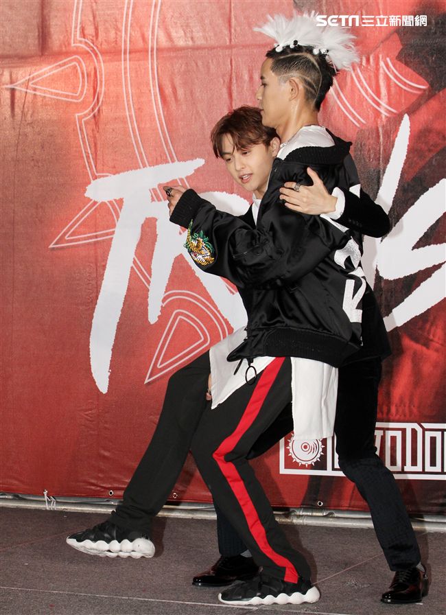 敖犬加盟新東家發行個人首張專輯「TRANSFORM*變」，好友王子邱勝翊送上變形金剛希望金剛遇到任何困難都能突破逆境，百戰百勝，發片成功。（記者邱榮吉/攝影）