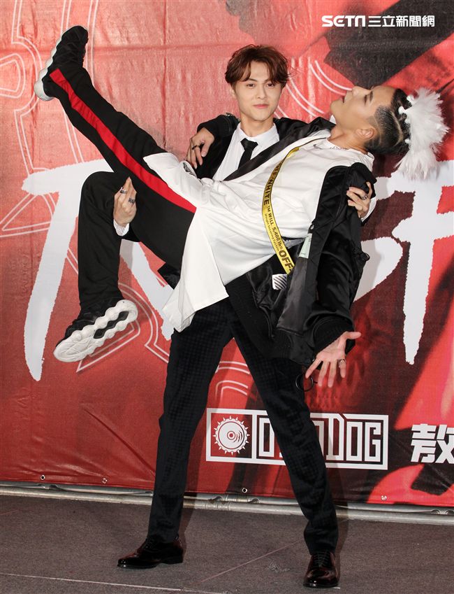 敖犬加盟新東家發行個人首張專輯「TRANSFORM*變」，好友王子邱勝翊送上變形金剛希望金剛遇到任何困難都能突破逆境，百戰百勝，發片成功。（記者邱榮吉/攝影）