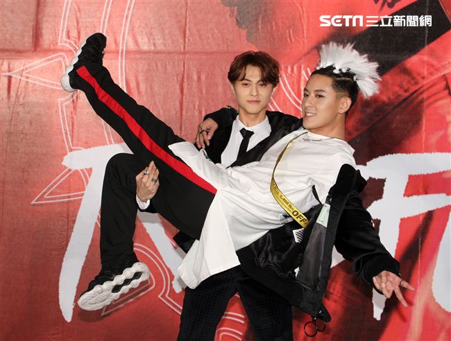 敖犬加盟新東家發行個人首張專輯「TRANSFORM*變」，好友王子邱勝翊送上變形金剛希望金剛遇到任何困難都能突破逆境，百戰百勝，發片成功。（記者邱榮吉/攝影）