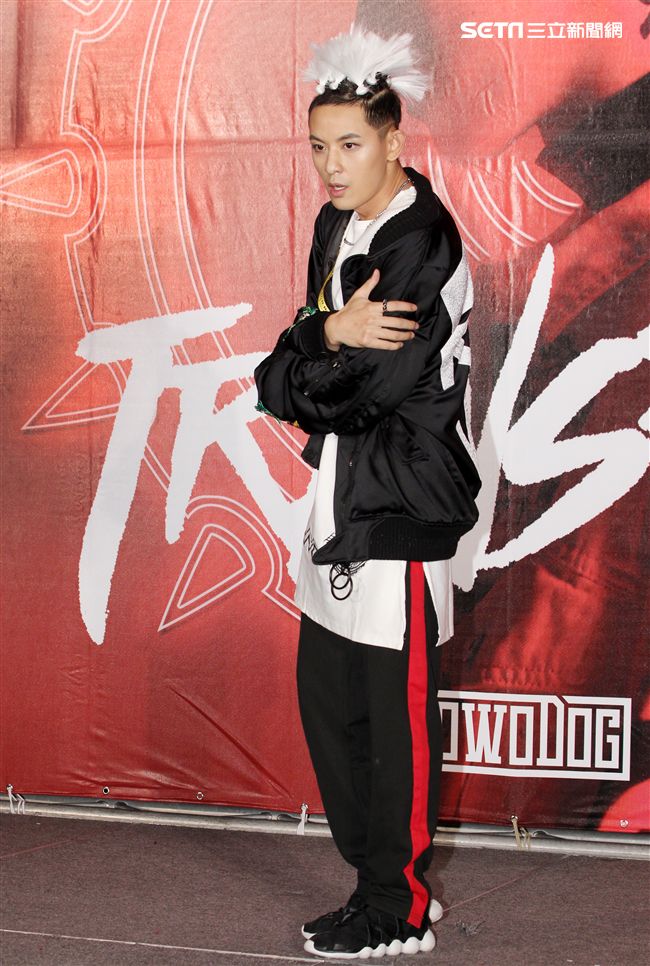 敖犬加盟新東家發行個人首張專輯「TRANSFORM*變」，好友王子邱勝翊送上變形金剛希望金剛遇到任何困難都能突破逆境，百戰百勝，發片成功。（記者邱榮吉/攝影）