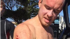 澳洲衝浪遇襲　英國勇醫狠K擊退狂鯊_https://www.thesun.co.uk/news/4904925/british-doctor-punches-great-white-shark-australia-surfing/