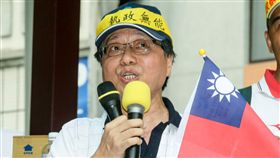 李來希現身世大運開幕場地外喊口號（1）台北世大運開幕式19日晚間將登場，反年改團體日前表示將到場表達訴求，全國公務人員協會理事長李來希（圖）19日下午現身開幕式場地外圍，高喊口號為中華隊加油，同時也表達立場訴求。中央社記者郭日曉攝　106年8月19日