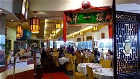 澳洲一間知名中餐廳「第一樓」，有員工誤把化學藥物氫氧化鈉（NaOH）當成鹽巴，放入鹽罐給客人食用，導致客人誤食後嘴部燒傷起水泡。日前判決出爐，餐廳遭罰2.5萬澳元（約新台幣57.5萬元）。（圖／翻攝自微博）