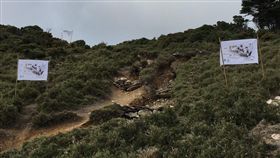 一人一公斤，揹土石上山守護嘉明湖。（圖／台東林區管理處提供）