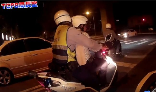 失智翁倒臥路旁　暖警攬牢牢護送回家