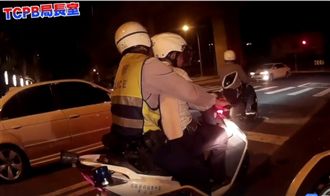 失智翁倒臥路旁　暖警攬牢牢護送回家