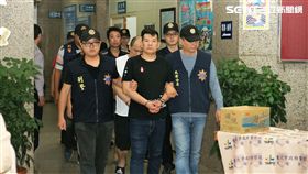 「竹東三環幫」鄧姓老大率眾向店家強索保護費或要求入股，如有不從便開槍威嚇，餐廳、釣魚池及攤販等業者苦不堪言，警方循線逮獲鄧嫌等6人，訊後依組織犯罪、恐嚇取財及妨害自由等罪送辦（翻攝畫面）