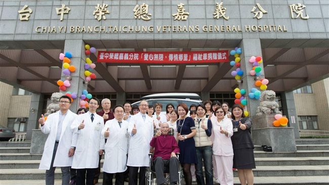 感謝嘉榮救父　媒體人黃寶慧捐福祉車