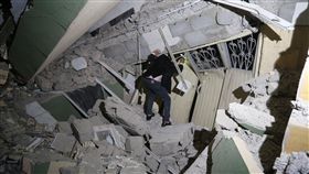 兩伊大地震　死傷慘重伊朗與伊拉克邊境12日發生規模7.3地震，至少造成332 人罹難，逾2500人受傷。伊拉克蘇雷馬尼亞省滿目瘡痍。（安納杜魯新聞社提供）中央社  106年11月13日