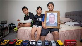 陸客團司機陳俊男今年3月因過勞死亡，身後留下2個還在讀國小的兒女及高齡老母。／鏡週刊