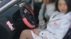 短裙,交警,S形,巡邏,寵物貓,導航,駕駛,少女,開罰,大陸,江蘇,宿遷市　圖／翻攝自梨視頻影片　