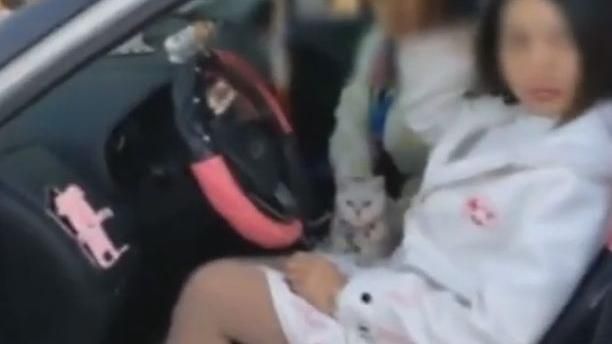 短裙女蛇行開車不自覺！原因令人傻眼
