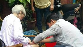 里長,林華偉,失智,老婦,清理（圖／翻攝自臉書）