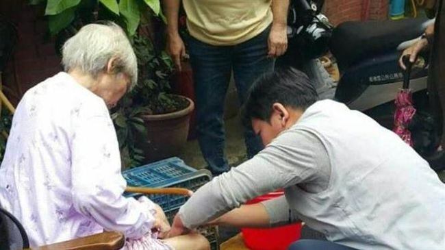 老婦跌倒沾屎尿　暖心里長親手蹲下洗