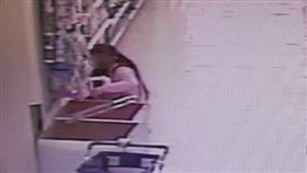 台中一名楊姓女賊日前鎖定大賣場商品，持強力磁鐵消磁後再行竊。（圖／翻攝畫面）