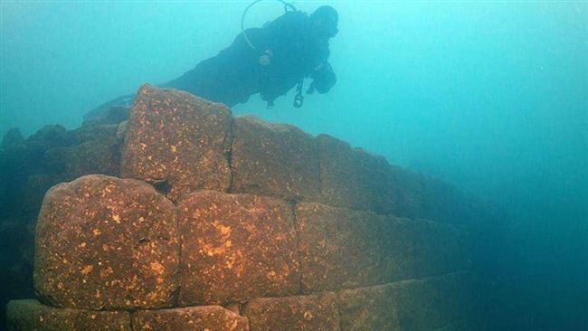 土耳其內陸湖底下驚藏「3千年古堡」