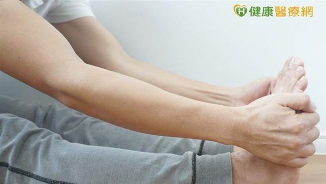 小腿抽筋好痛！抓腳趾頭往膝蓋方向扳