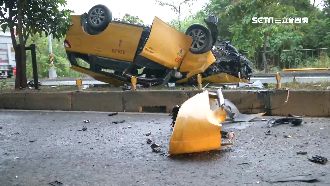 酒駕自撞分隔島　小黃騰空翻180度