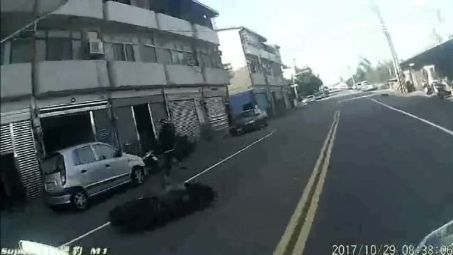 警匪追逐飛車跳水溝　嫌變蜘蛛人逃逸