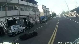 警匪追逐飛車跳水溝　嫌變蜘蛛人逃逸