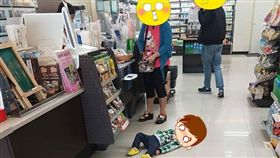 男童吵鬧要東西…竟賴皮躺超商地板　母親氣炸：想捏死你！
圖／翻攝自臉書社團爆廢公社