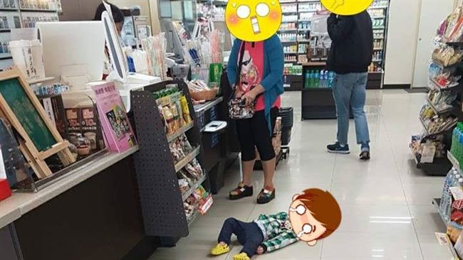 男童躺超商地板哭鬧　怒母：想捏死你