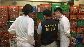 芬普尼雞蛋流入嘉市工廠　全數封存（1）嘉義市衛生局25日接獲台南市衛生局通報，台南廣福雞場被檢出芬普尼超標的雞蛋流入嘉義市1家蛋品工廠，嘉市衛生局人員（中）隨即前往稽查，發現共276箱、約3974.4公斤的問題雞蛋，全數封存。（嘉義市衛生局提供）中央社記者江俊亮傳真　106年8月25日