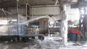 阻斷禽流感爆發　屏東縣建置區域聯防（2）今年全國已發生171場禽流感，疫情比去年嚴峻，屏東縣動物防疫所結合獸醫人員、地方鄉鎮市公職獸醫師及畜牧場特約獸醫師建立區域聯防，同時在高風險區域進行消毒。圖為理貨場消毒。（屏東縣政府提供）中央社記者郭芷瑄傳真　106年11月7日