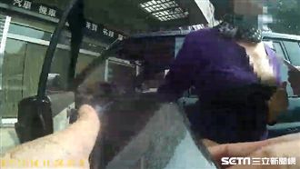 行竊被逮…熟女露奶嗆警「要看嗎？」