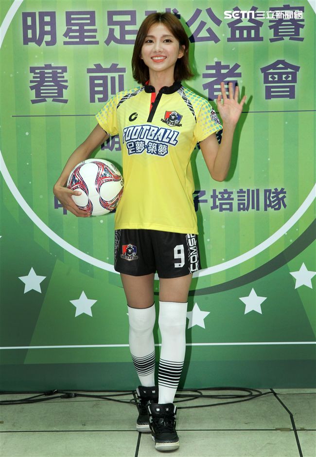 豆花妹（蔡黃汝）代言2017明星足球公益賽，由黑熊明星隊VS中華亞運女子培訓隊，部分門票收益捐給花蓮五所國中推廣足球。（記者邱榮吉/攝影）